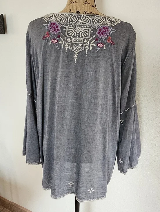 Johnny Was NWOT Grey Embroidered V-Neck Top Sz XL - Picture 3 of 7